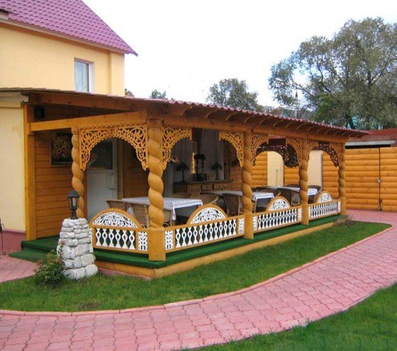 Прибудова до будинку: літня веранда