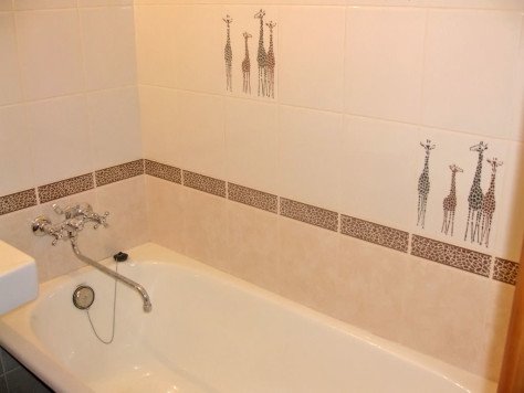 Самостійний декор ванної кімнати кахельною плиткою і вініловими наклейками (32 фото)