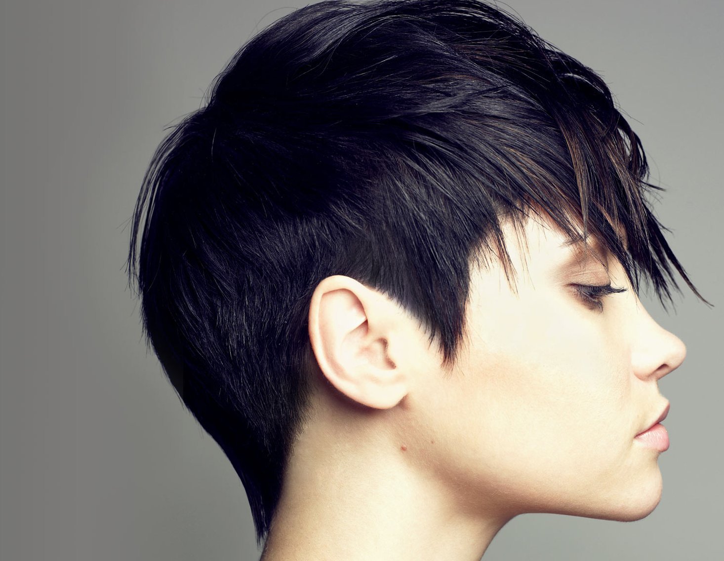 Зачіска на випускний на короткі волосся: як укладати стрижки для урочистих заходів