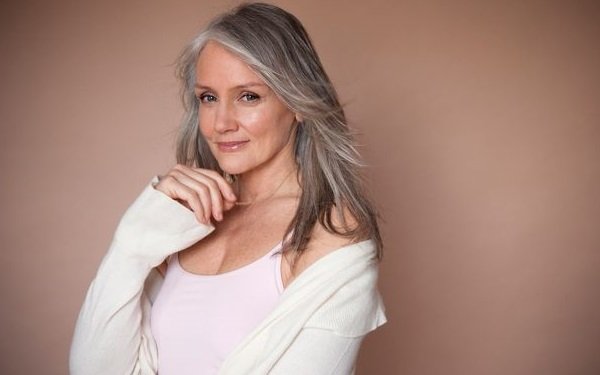 Макіяж для жінок 55 років: як покроково нанести і що врахувати