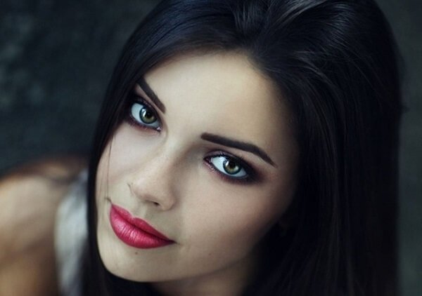 Як зробити ефектний вечірній макіяж для зелених очей