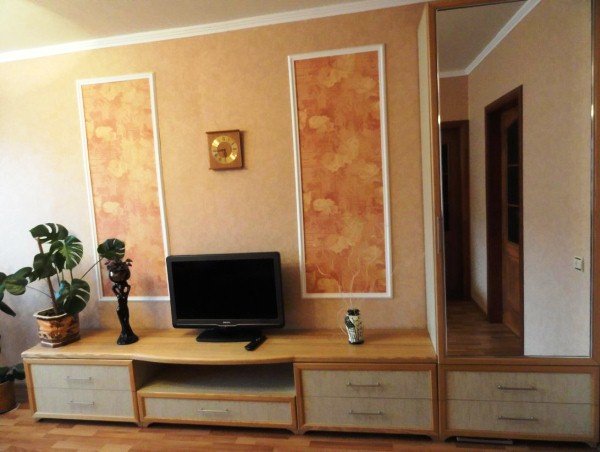 Молдинги в інтерєрі вітальні (+11 фото з варіантами декору)