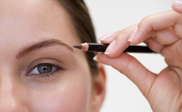Як правильно фарбувати брови олівцем і яких помилок уникати
