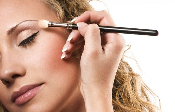 Як підібрати і нанести легкий макіяж для зелених очей