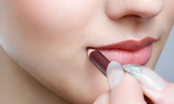 Як збільшити губи за допомогою олівця і уникнути помилок