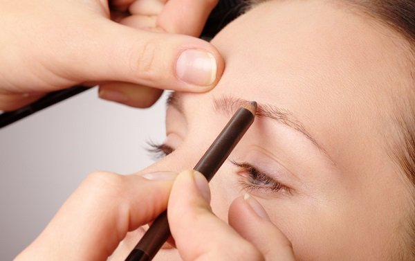 Як правильно фарбувати брови олівцем і яких помилок уникати