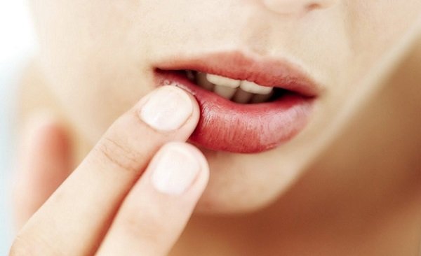 Як правильно вибирати відтінок і фарбувати губи червоною помадою