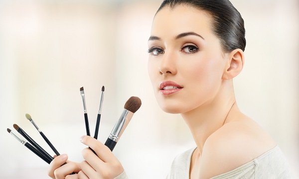Як наносити макіяж на обличчя і яку косметику слід вибирати