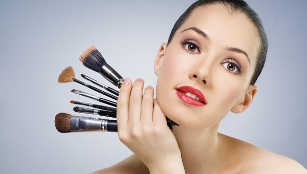 Як покроково нанести макіяж для карих очей і яка косметика потрібна