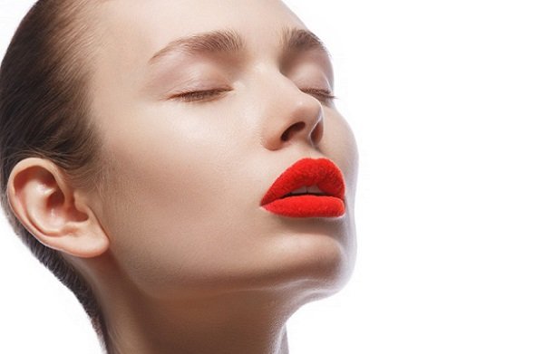 Як правильно вибирати відтінок і фарбувати губи червоною помадою