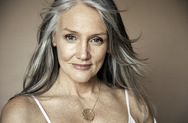 Макіяж для жінок 55 років: як покроково нанести і що врахувати