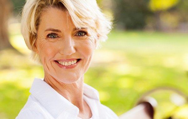 Макіяж для жінок 55 років: як покроково нанести і що врахувати