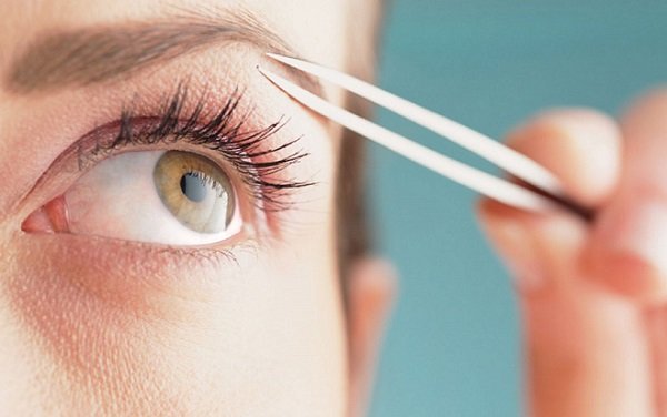 Як правильно фарбувати брови олівцем і яких помилок уникати