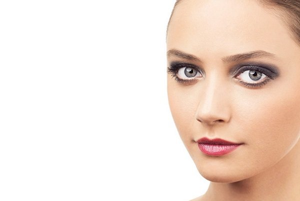 Як підібрати косметику і нанести смокі айс для сірих очей