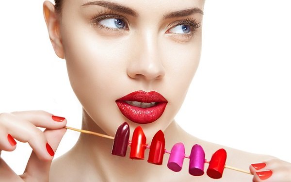 Як правильно фарбувати губи і коригувати їх форму макіяжем