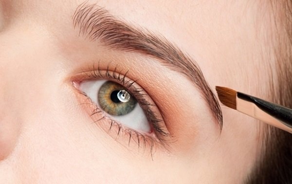Як і чим можна нафарбувати брови і підкреслити контури особи