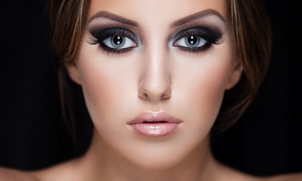 Особливості та правила нанесення смокі айс для блакитних очей