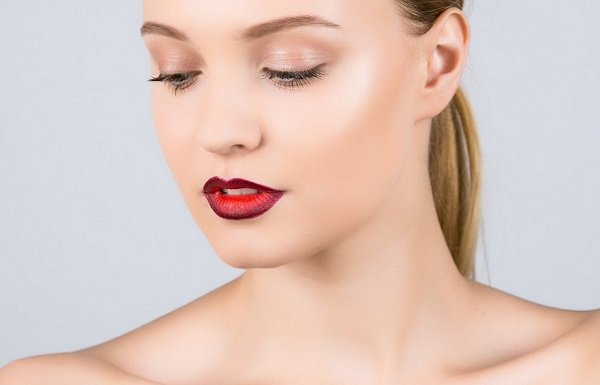 Макіяж з темною помадою: правила підготовки і нанесення