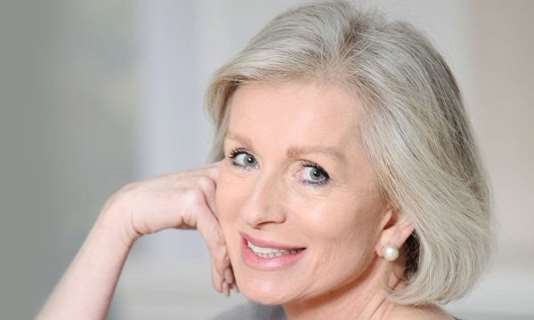 Макіяж для жінок 55 років: як покроково нанести і що врахувати