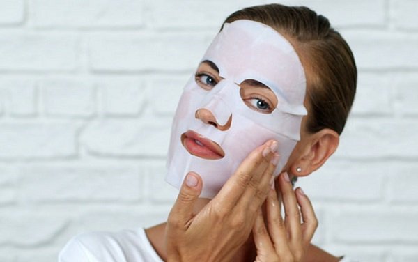 Тканинні маски для обличчя: принцип дії та правила користування