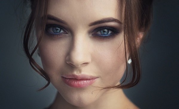 Макіяж в клуб: яких правил дотримуватися у виборі косметики