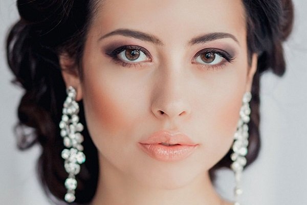 Як самостійно нанести весільний макіяж для карих очей