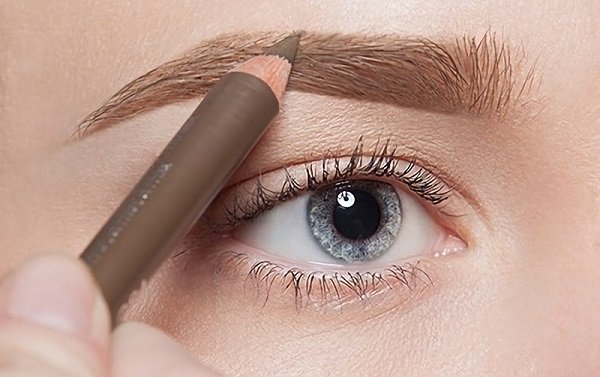 Як і чим можна нафарбувати брови і підкреслити контури особи