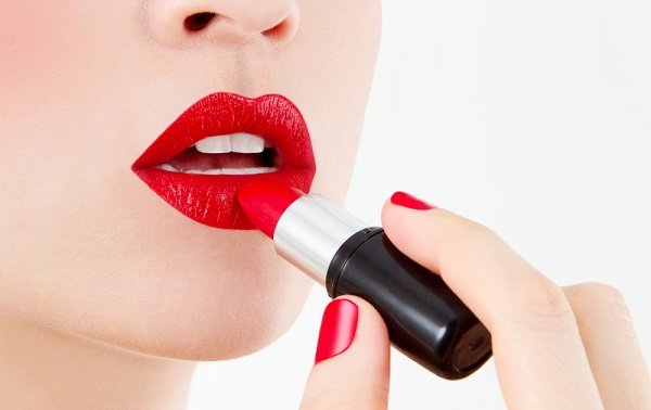 Як правильно фарбувати губи і коригувати їх форму макіяжем