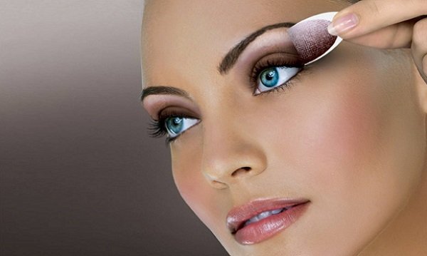 Який макіяж для блакитних очей вибрати і покроково завдати