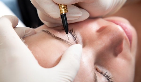 Форма брів: як з їх допомогою можна змінити риси обличчя