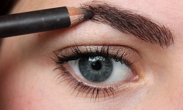Як і чим можна нафарбувати брови і підкреслити контури особи
