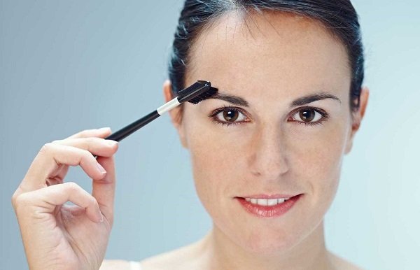 Як правильно фарбувати брови олівцем і яких помилок уникати