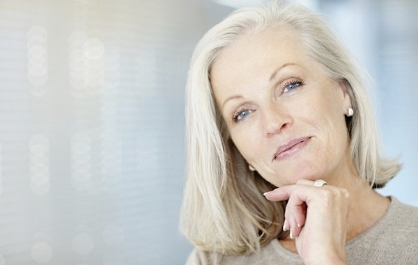 Макіяж для жінок 55 років: як покроково нанести і що врахувати