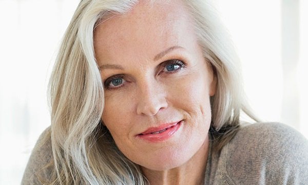 Макіяж для жінок 55 років: як покроково нанести і що врахувати