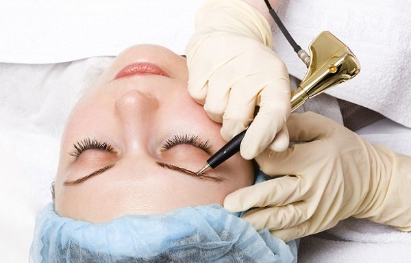 Чим відрізняється перманентний макіяж брів від нанесення татуажу