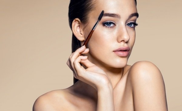 Яка форма брів підходить для овального обличчя і як її змінити