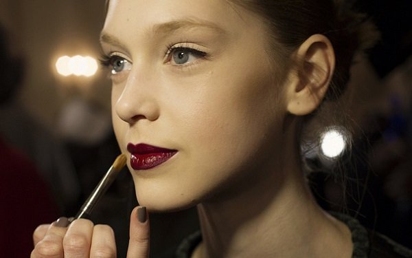 Макіяж з темною помадою: правила підготовки і нанесення