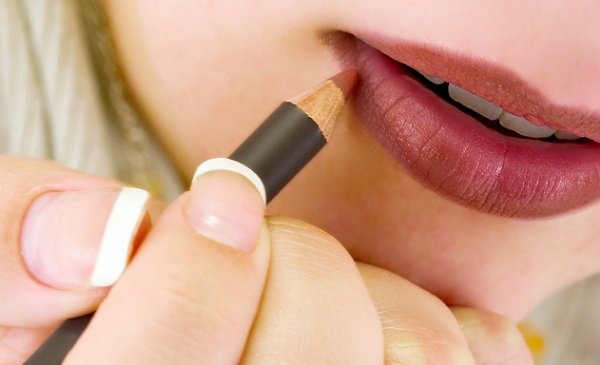 Як правильно фарбувати губи і коригувати їх форму макіяжем