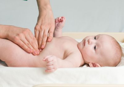 Як допомогти немовляті при кольках: що давати малюкові?