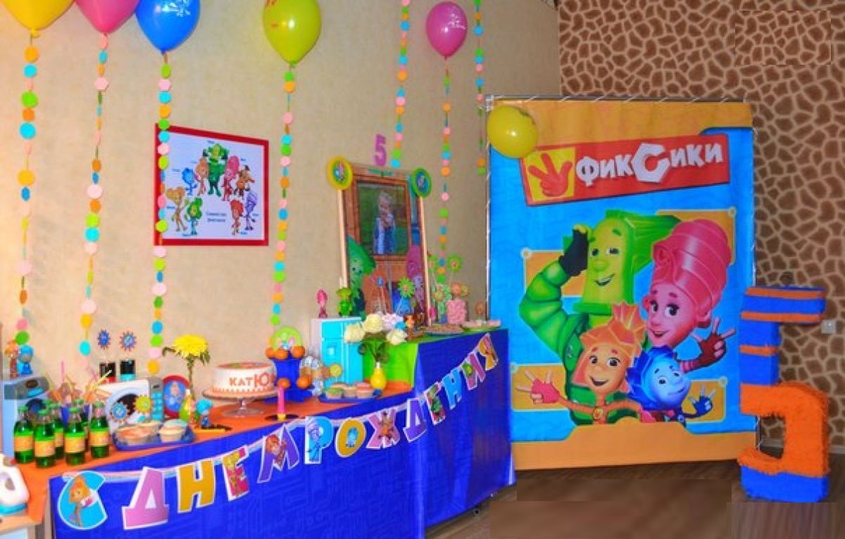 Як прикрасити стіл на день народження дитини