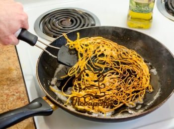 Як посмажити макарони на сковороді   покроковий рецепт
