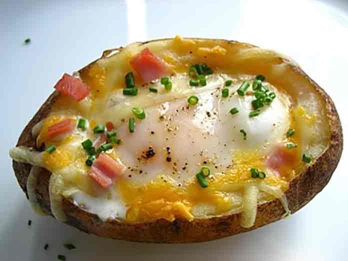 Картопля запечена з яйцем і сиром