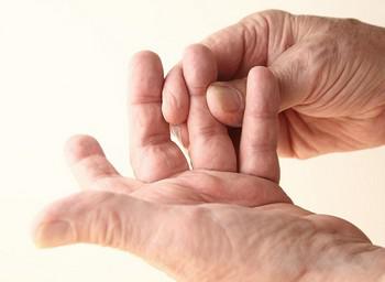 Німіють кінчики пальців на руках: причини, діагностика, лікування