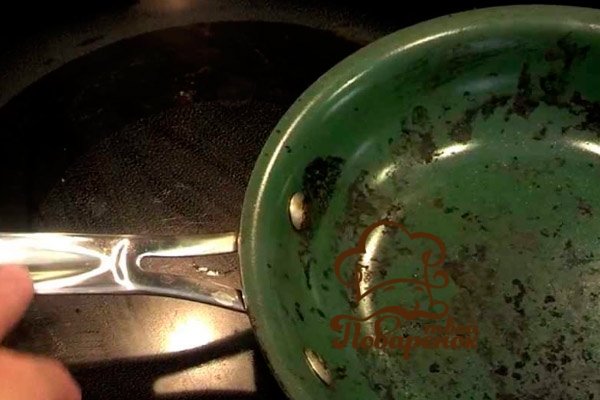 Що робити, якщо керамічна сковорода пригорає