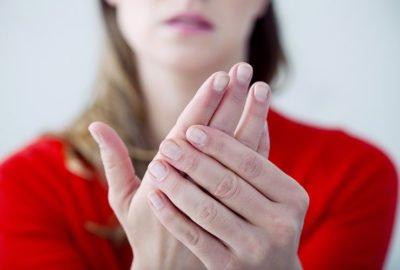 Тріскається шкіра на подушечках пальців рук: причини і лікування