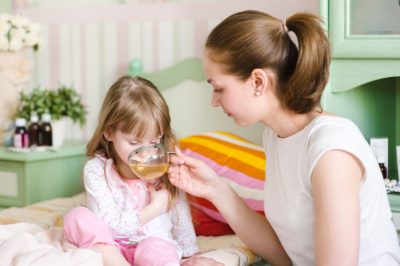 У дитини болить живіт, блювання і температура: що робити?