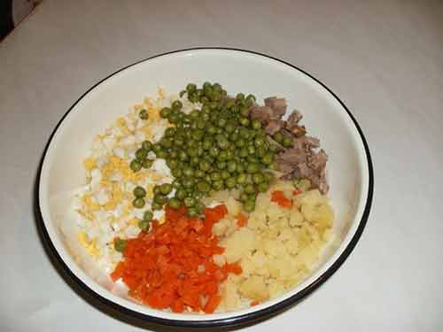 Покроковий рецепт салату столичний з яловичиною