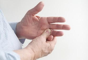 Німіє мізинець на лівій руці: причини, лікування, профілактика