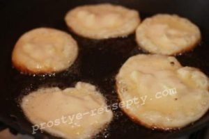 Оладки на кефірі пишні з яблуками: рецепт з фото