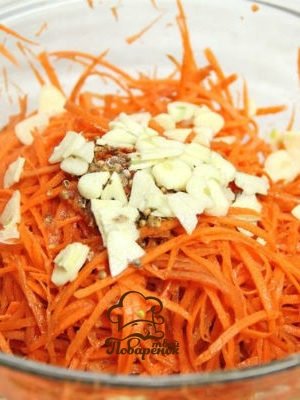 Рецепт салату з яєчними млинцями та корейською морквою